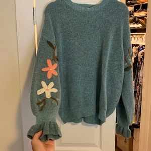 Knit sweater with flower details on sleeve